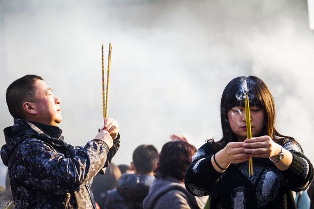 古语说“穷人@￥，富人烧香”，啥意思？折射出怎样的社会现实？