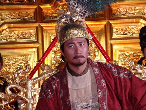鸡鸣三声，落地三人，明明同年同月同日生，命运却大不同