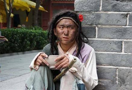 鸡鸣三声，落地三人，明明同年同月同日生，命运却大不同