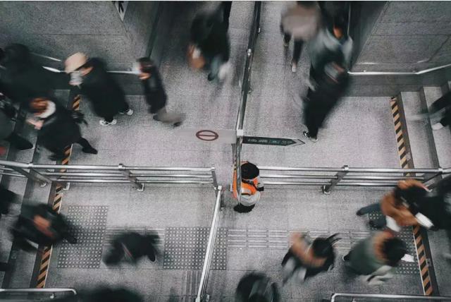世界总是等价交换的，凭什么你总认为自己会被命运选中呢？