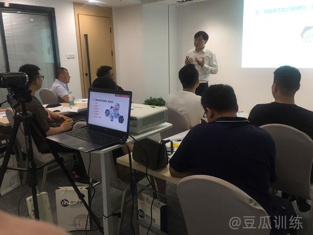 一句话使人跳，一句话使人笑