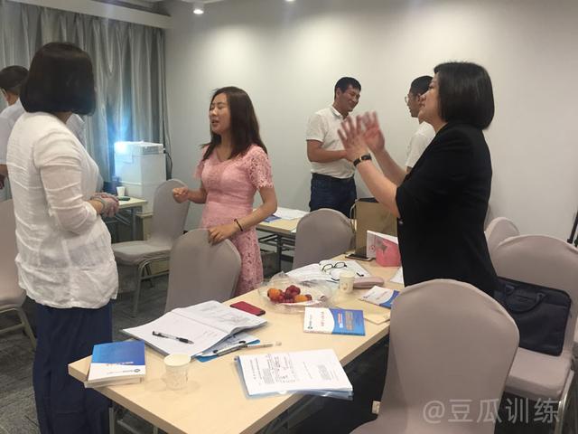 一句话使人跳，一句话使人笑