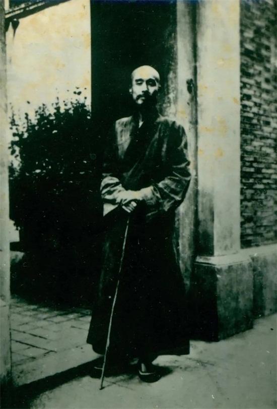 弘一法师：亲侄劝还俗，他回赠僧袍，不久后获赠僧袍侄孙意外夭折