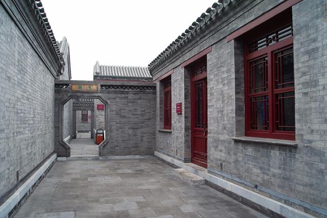弘一法师：亲侄劝还俗，他回赠僧袍，不久后获赠僧袍侄孙意外夭折