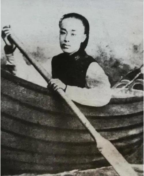 弘一法师：亲侄劝还俗，他回赠僧袍，不久后获赠僧袍侄孙意外夭折