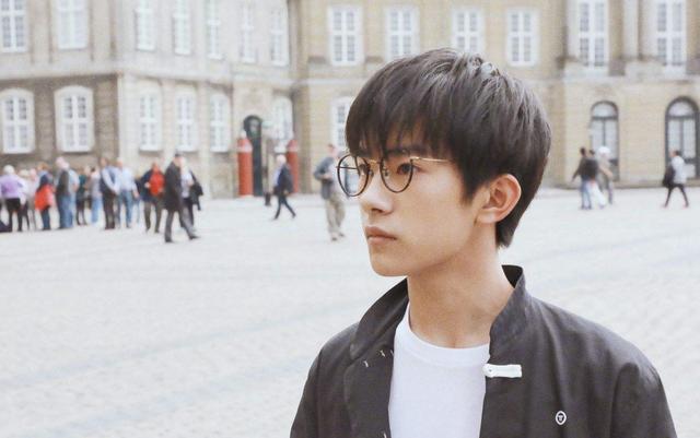 粉丝为易烊千玺@￥，18年爱情运把我看笑了，粉丝反应也是绝了
