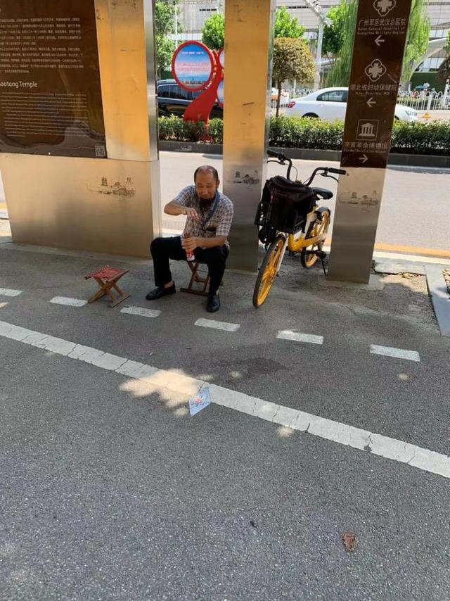 年轻人一边不信命，一边狂@￥