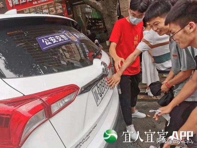 985、211号牌车辆，双马开道，反人性标语，我们需要怎样的高考？