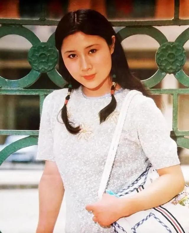 80年代父辈迷恋的“挂历女神”，有人曾被批捕，有人身家破亿