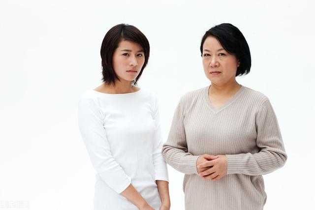 妈妈出生时姥姥大出血，@￥的说她命硬，姥姥家像送瘟神一样，把妈妈送给了一个没孩子的人家