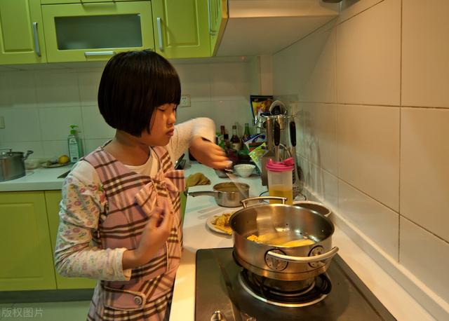 妈妈出生时姥姥大出血，@￥的说她命硬，姥姥家像送瘟神一样，把妈妈送给了一个没孩子的人家