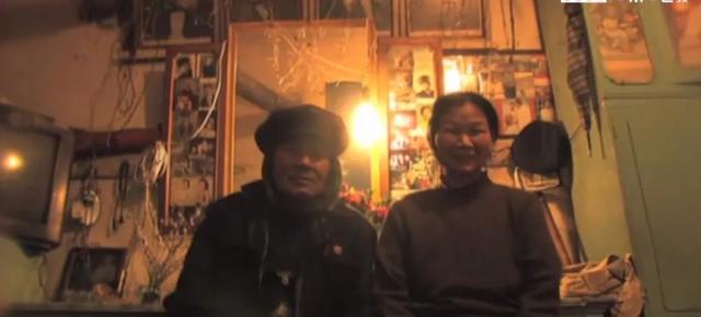 他，80岁，东北人，失业50年，只有在小女儿面前，他才卸下心防