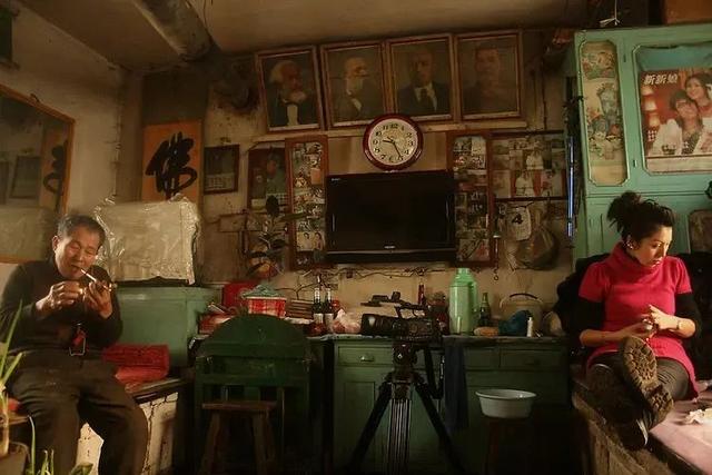 他，80岁，东北人，失业50年，只有在小女儿面前，他才卸下心防