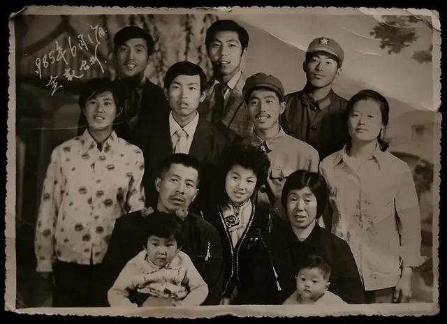 他，80岁，东北人，失业50年，只有在小女儿面前，他才卸下心防