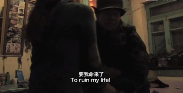 他，80岁，东北人，失业50年，只有在小女儿面前，他才卸下心防