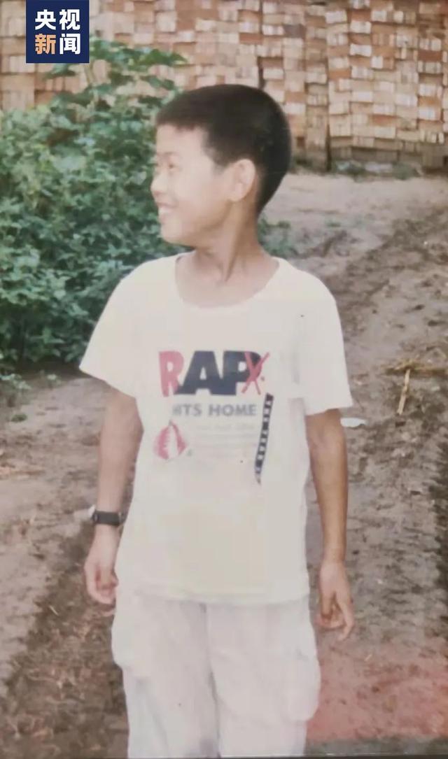 他摘得奖牌的那一刻，妈妈却躲着没敢看