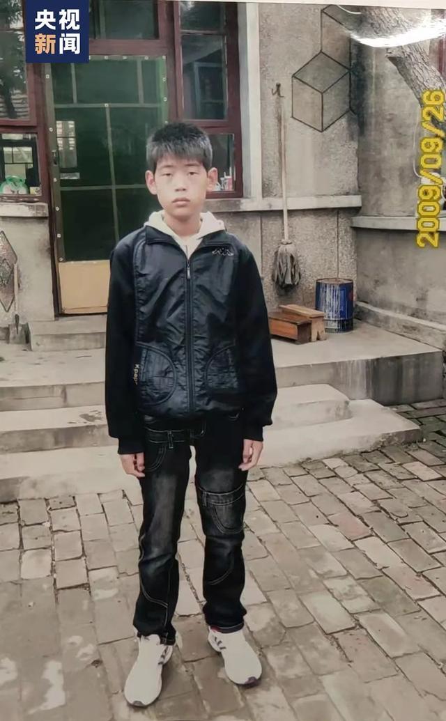 他摘得奖牌的那一刻，妈妈却躲着没敢看