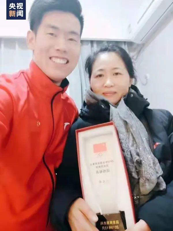 他摘得奖牌的那一刻，妈妈却躲着没敢看