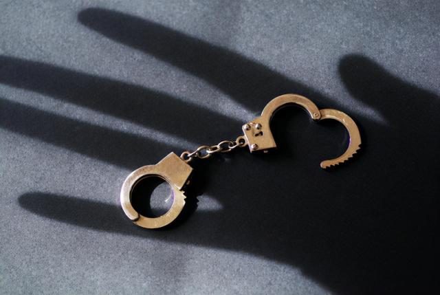 女子请“大师”做法事解决情感后报警，“大师”被判三年