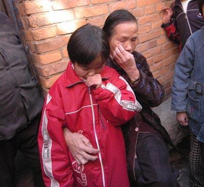 2016年，奶奶用“圆房偏方”为13岁孙女治病，孙女留遗书跳楼自杀
