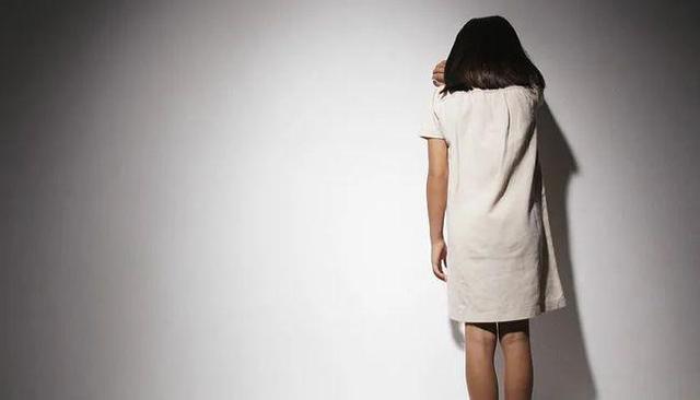 2016年，奶奶用“圆房偏方”为13岁孙女治病，孙女留遗书跳楼自杀