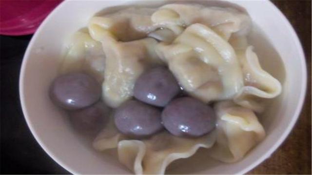 过年吃饺子吃到硬币，那可是个好彩头，寓意着来年一路发大财