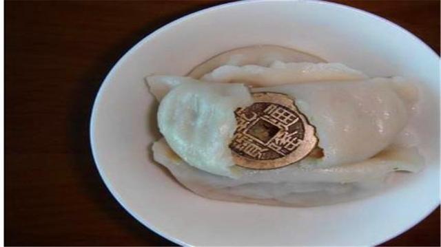 过年吃饺子吃到硬币，那可是个好彩头，寓意着来年一路发大财