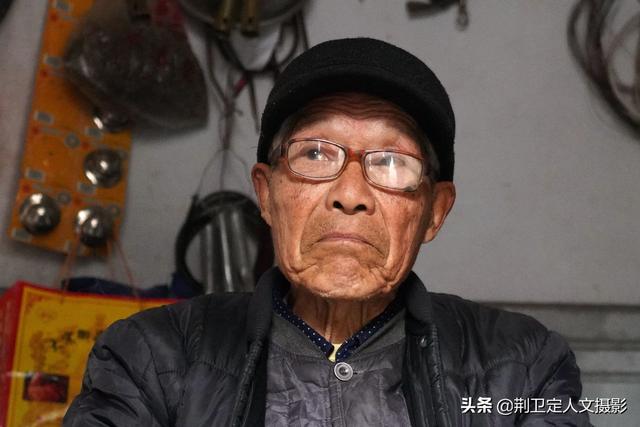 8旬农民大爷@￥40年被称“大师”，墙上5个字有玄机，写的啥