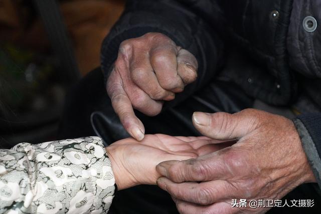 8旬农民大爷@￥40年被称“大师”，墙上5个字有玄机，写的啥