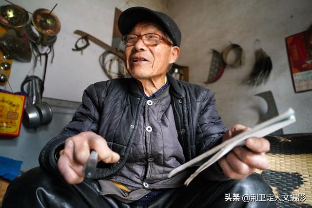 8旬农民大爷@￥40年被称“大师”，墙上5个字有玄机，写的啥