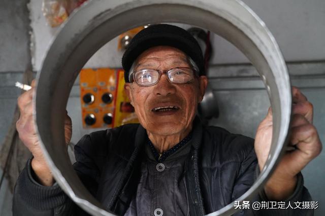 8旬农民大爷@￥40年被称“大师”，墙上5个字有玄机，写的啥