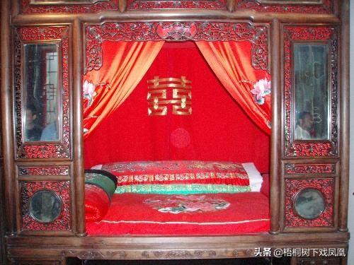 5角硬币在传统婚礼中的风俗功能，估计设计者也没有想到