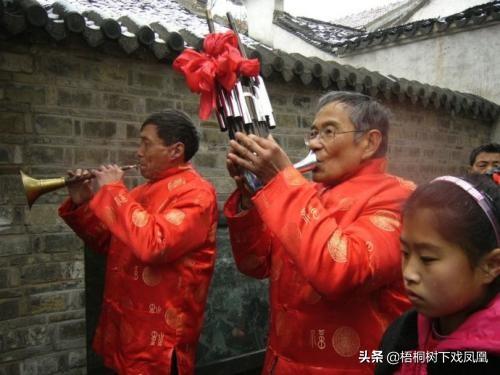 5角硬币在传统婚礼中的风俗功能，估计设计者也没有想到
