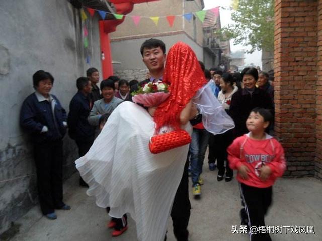 5角硬币在传统婚礼中的风俗功能，估计设计者也没有想到
