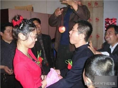 5角硬币在传统婚礼中的风俗功能，估计设计者也没有想到