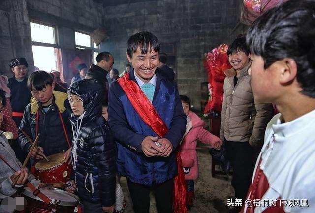 5角硬币在传统婚礼中的风俗功能，估计设计者也没有想到
