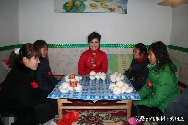 5角硬币在传统婚礼中的风俗功能，估计设计者也没有想到