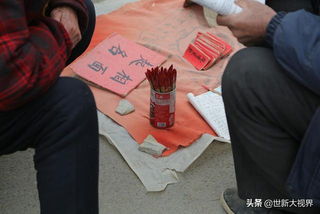 农村庙会上算卦“信则有，不信则无”，你相信看相的人说的话吗？