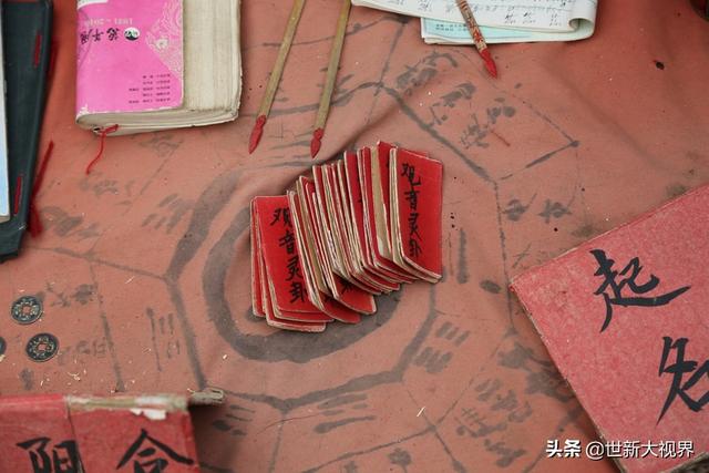 农村庙会上算卦“信则有，不信则无”，你相信看相的人说的话吗？