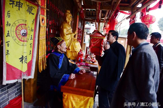 “半仙儿”景区挂牌算卦，@￥要排队生意好到爆！