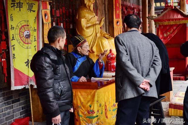 “半仙儿”景区挂牌算卦，@￥要排队生意好到爆！