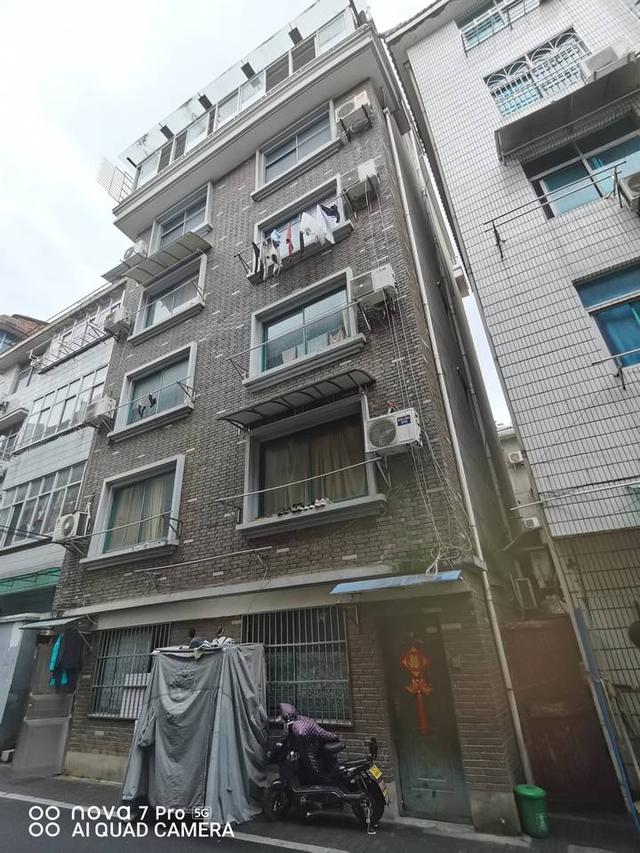 在富阳，他写了17个租客，漂泊就是他们真实的人生状态