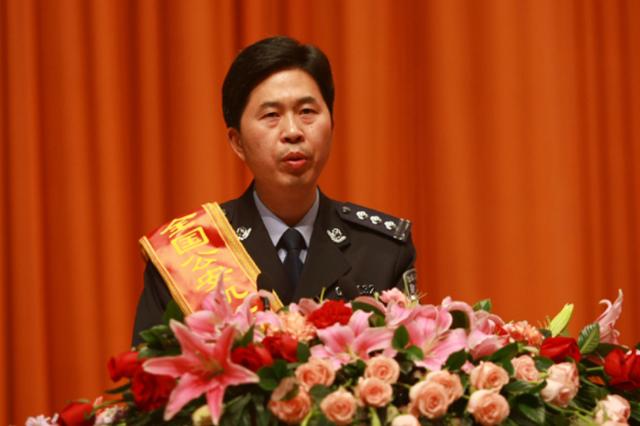 通缉犯为逃罪出家成名寺住持，一部手抄经卖50万，17年后终伏法