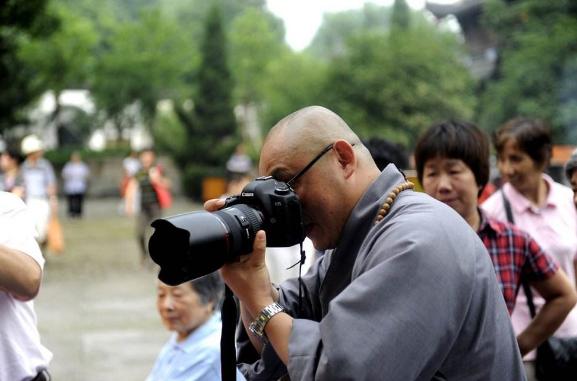 通缉犯为逃罪出家成名寺住持，一部手抄经卖50万，17年后终伏法