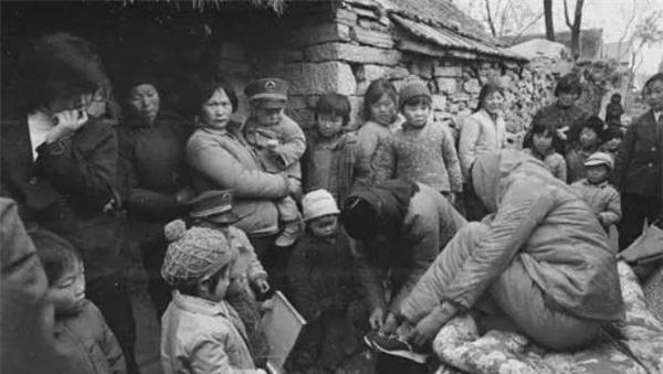 1949年，运钞机坠毁湘西，村民顿呼天降横财，谁知却是大难临头