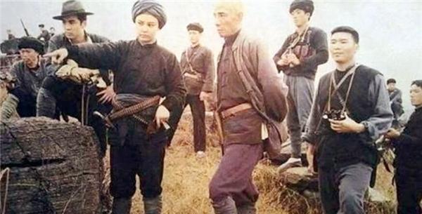 1949年，运钞机坠毁湘西，村民顿呼天降横财，谁知却是大难临头
