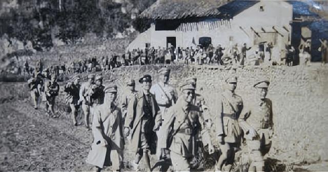 1949年，运钞机坠毁湘西，村民顿呼天降横财，谁知却是大难临头