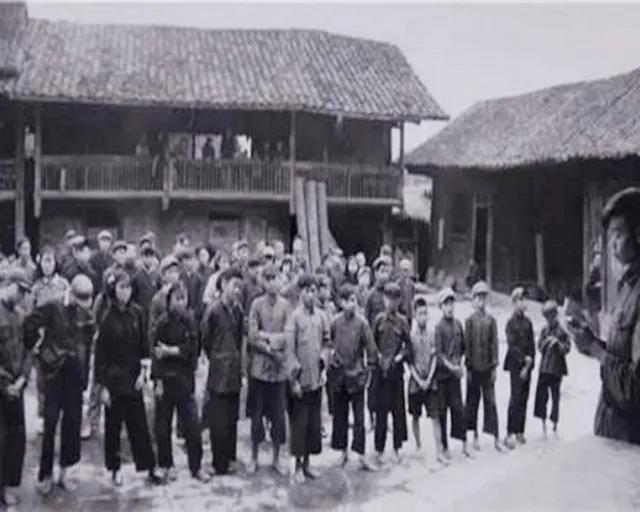 1949年，运钞机坠毁湘西，村民顿呼天降横财，谁知却是大难临头