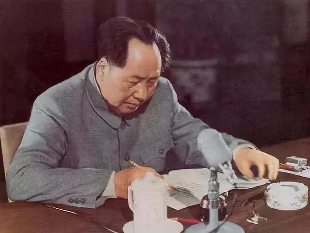 1953年，毛主席得知湖南一木匠病逝，亲自发去唁函：他曾救我一命