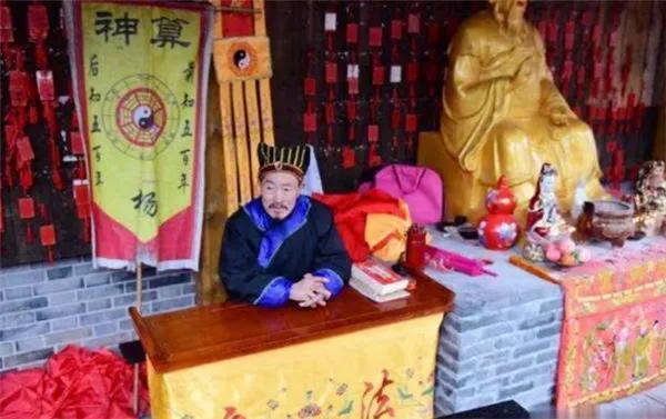 《甘肃出现一个神秘的@￥村》家家精通占卜：这个神秘组织的秘密